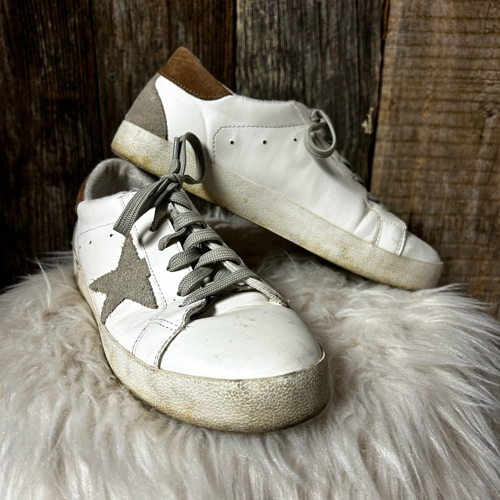 KELLPARKER Women's White and Gray Sneakers